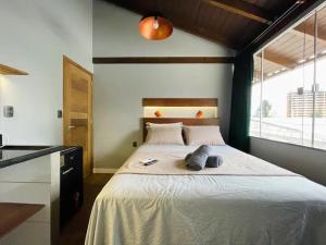 Ένα ή περισσότερα κρεβάτια σε δωμάτιο στο Loft 204 em frente à Vila Germânica Oktoberfest- Villa Haus