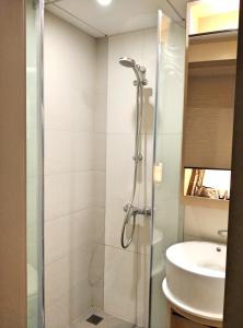 un bagno con doccia e lavandino di Sohotel a Hong Kong