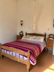 Un dormitorio con una cama y dos mesitas de noche. en Laureles, en Zenón Videla Dorna 17 fotos más