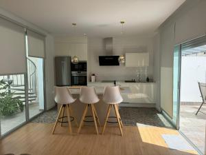 Η κουζίνα ή μικρή κουζίνα στο Casa la Familia +24 φωτογραφίες