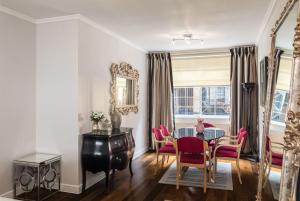 TV a/nebo společenská místnost v ubytování PickThePlace 3-bedroom Portman square