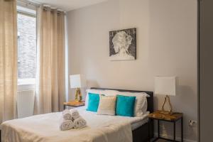 Postel nebo postele na pokoji v ubytování PickThePlace 3-bedroom Portman square