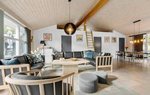 Ruang duduk di Amazing Home In Ebeltoft With Sauna