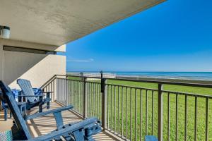 Rõdu või terrass majutusasutuses Beachfront Condo with Pool Access in Ponce Inlet