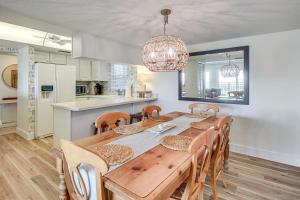 Köök või kööginurk majutusasutuses Beachfront Condo with Pool Access in Ponce Inlet