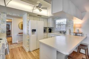 Köök või kööginurk majutusasutuses Beachfront Condo with Pool Access in Ponce Inlet