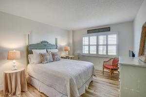 Voodi või voodid majutusasutuse Beachfront Condo with Pool Access in Ponce Inlet toas +16 fotot