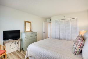 Voodi või voodid majutusasutuse Beachfront Condo with Pool Access in Ponce Inlet toas