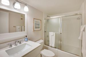 Vannituba majutusasutuses Beachfront Condo with Pool Access in Ponce Inlet