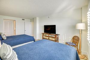 Voodi või voodid majutusasutuse Beachfront Condo with Pool Access in Ponce Inlet toas