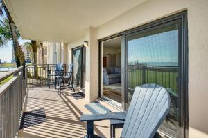 Rõdu või terrass majutusasutuses Beachfront Condo with Pool Access in Ponce Inlet