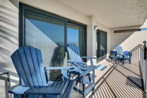Rõdu või terrass majutusasutuses Beachfront Condo with Pool Access in Ponce Inlet