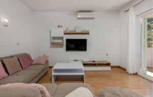Posezení v ubytování Cozy Home In Supetarska Draga With Wifi