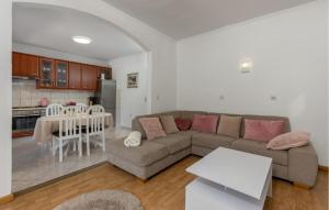 Posezení v ubytování Cozy Home In Supetarska Draga With Wifi