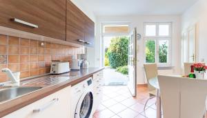 eine Küche mit Spüle und Geschirrspüler in der Unterkunft Achtern in Heringsdorf