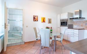 eine Küche und ein Esszimmer mit Tisch und Stühlen in der Unterkunft Achtern in Heringsdorf