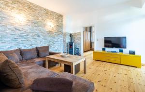 ein Wohnzimmer mit einer Couch und einem Tisch in der Unterkunft Achtern in Heringsdorf