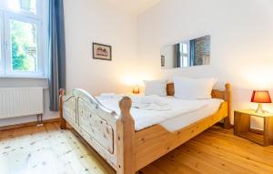 Schlafzimmer mit einem Holzbett und einem Spiegel in der Unterkunft Achtern in Heringsdorf + 16 Fotos