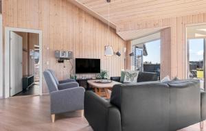 TV a/nebo společenská místnost v ubytování Lovely Home In Løkken With Sauna