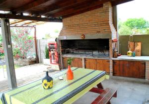 an outdoor kitchen with a table with vases on it at Suinda casa de campo in Corrientes