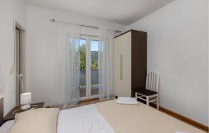 Postel nebo postele na pokoji v ubytování Cozy Home In Supetarska Draga With Wifi