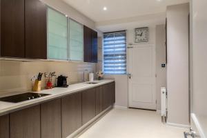 Kuchyň nebo kuchyňský kout v ubytování PickThePlace 3-bedroom Portman square + 9 fotografií