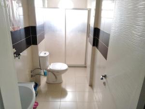 een badkamer met toilet en wastafel bij Egepar Rezidance Apart otel in Buca