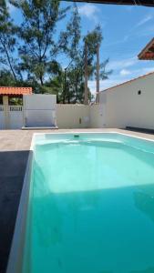 ein großer blauer Pool im Hinterhof in der Unterkunft Casa aconchegante a beira mar in Ilha Comprida