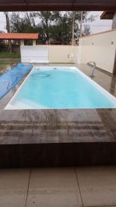 ein großes Schwimmbad in einem Haus in der Unterkunft Casa aconchegante a beira mar in Ilha Comprida