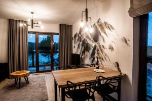 un comedor con un mural de montaña en la pared en Apartament Pieniny Stylchyn 90 nad jeziorem przy ścieżce Velo Czorsztyn, en Kluszkowce 12 fotos más