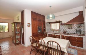 O bucătărie sau chicinetă la Nice Home In Marina Di Ragusa