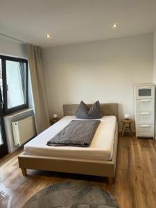 a bedroom with a bed in a room at Pension Zur Linde in Geisfeld