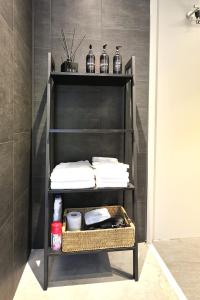 a shelf with towels on it in a bathroom at Antoniushofke in Asten