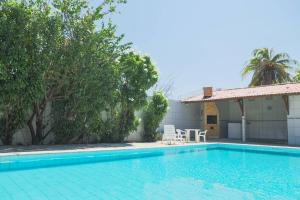 una piscina frente a una casa en Apartamento incrível beira mar, en Natal
