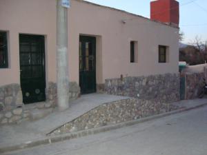 un edificio con dos puertas y una pared de piedra en Lo de Lili en Tilcara