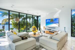 Et tv og/eller underholdning på Best Sunset Bayfront - pool jacuzzi pool table + 35 billeder