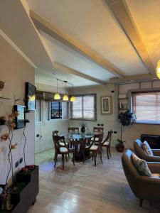 TV a/nebo společenská místnost v ubytování Andi guest house + 19 fotografií