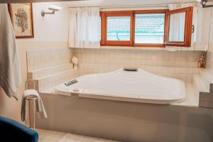 Gallery image of Suite in Open Space con Jacuzzi in Villa Iris, Parcheggio Privato in Giardino, in Centro Città in Senigallia