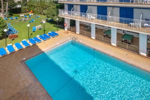 an overhead view of the pool at a hotel with chairs at Hotel Sorrabona in Pineda de Mar