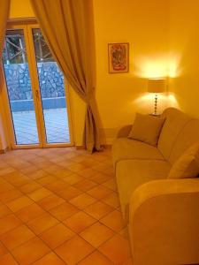 A seating area at Furore Coast Rooms