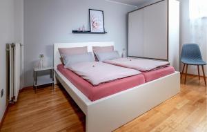 Una cama con dos almohadas encima en una habitación. en Nice Apartment In Horhausen With Wifi, en Horhausen