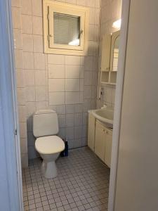a bathroom with a toilet and a sink at Saukonkatu in Kokkola +5 photos