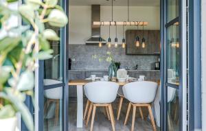 Η κουζίνα ή μικρή κουζίνα στο Cozy Apartment In Kamperland With Wifi