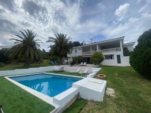 a house with a swimming pool in the yard at Villa Tranquilla in Estepona