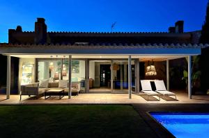 a house with a patio and a swimming pool at Villa Torrent Costa Brava, con piscina privada! in Pals