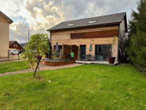 ein kleines Haus mit grünem Rasen davor in der Unterkunft Duplex le Corten, Terrasse et jardin in Gérardmer