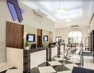 a lobby with a waiting room with a checkerboard floor at TW Cyclinn Vila Olimpia in São Paulo