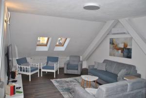 un salon avec un canapé et des chaises dans l'établissement Old Town Loft Sarajevo, with Free Parking, à Sarajevo