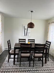 Posezení v ubytování Spacious 4 BR 2BA Home with Bar and Fenced Yard