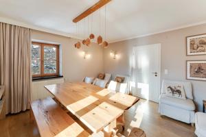 salon z drewnianym stołem i krzesłami w obiekcie Design Apartment Villa Anna Kitzbühel w mieście Kitzbühel